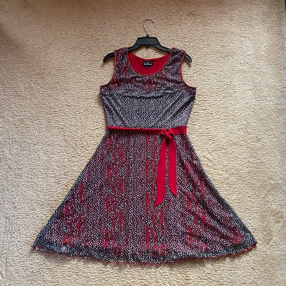 Knee-length sleeveless dress - Picture 8 of 8